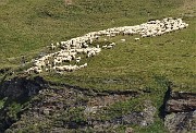 40 ...e si dispone in forma allungata fermandosi sopra il precipizio a picco sui Laghi Gemelli